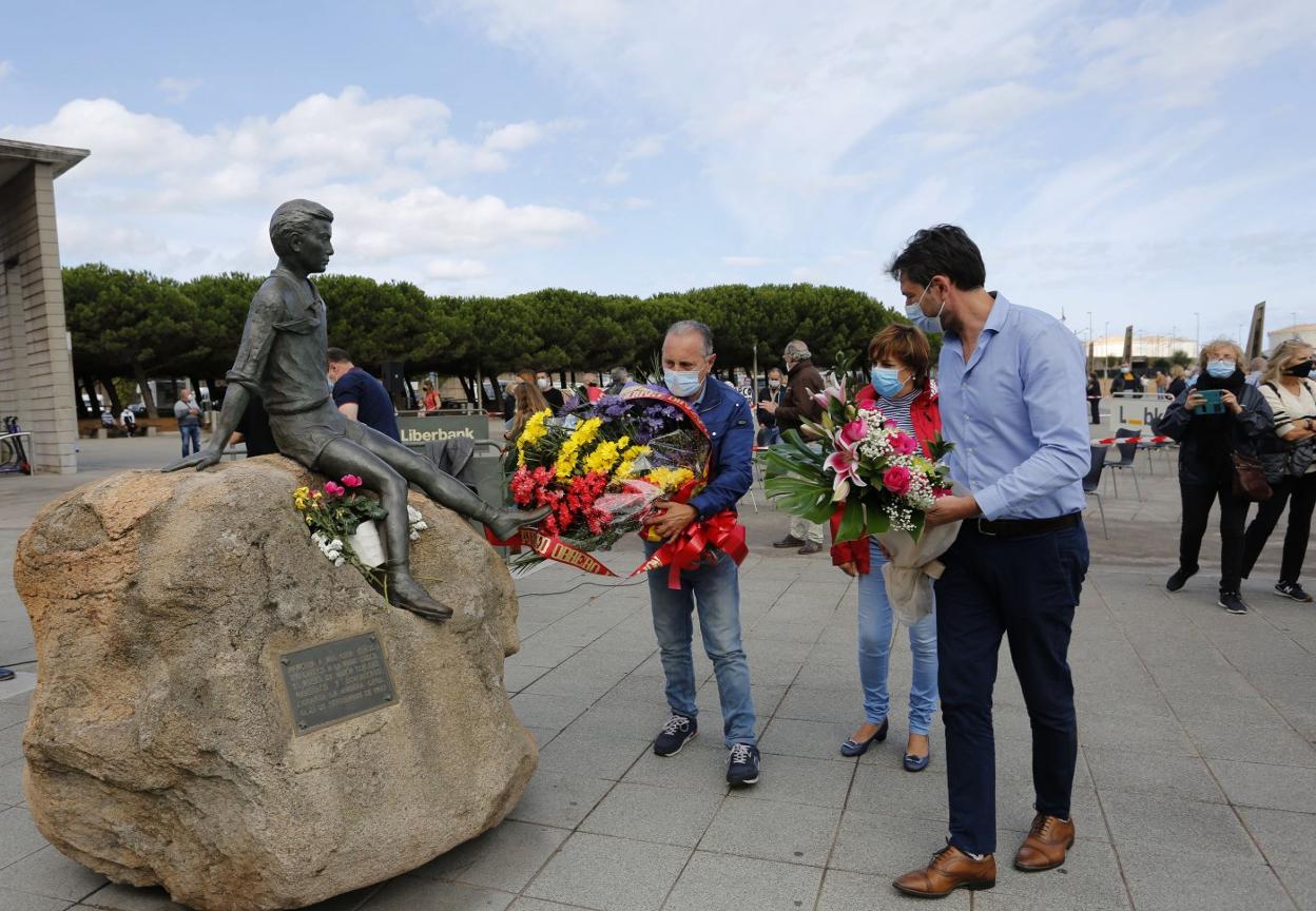 Ofrenda floral ante la estatua de Vicente Moreira, en El Arbeyal. 