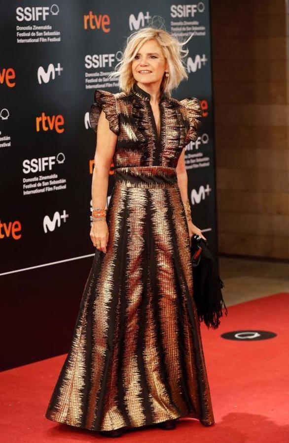 Eugenia Martínez de Irujo brilló también en la última alfombra roja del festival con este vestido largo en tonos dorados y negros.