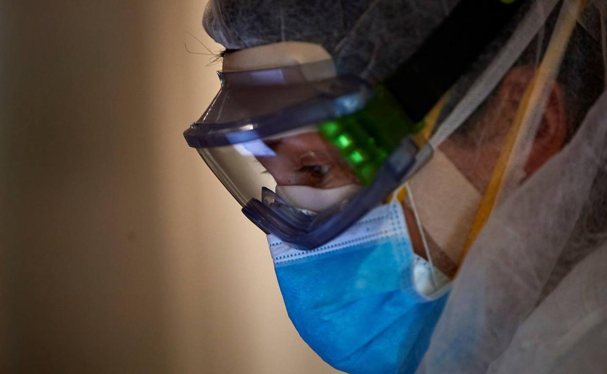 En España sobran médicos pero «la pandemia nos ha sobrepasado»