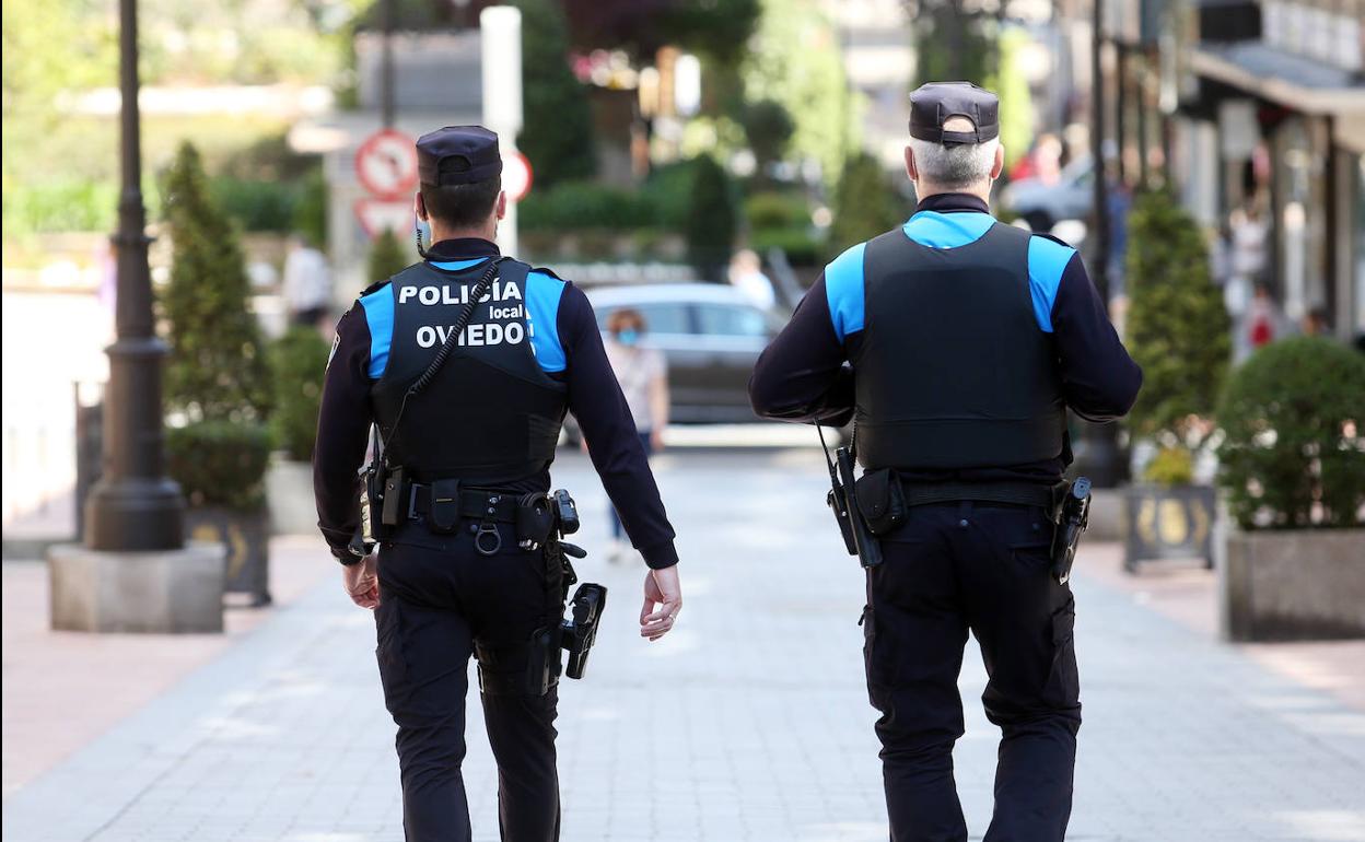 Dos agentes de la Policía Local de Oviedo. 