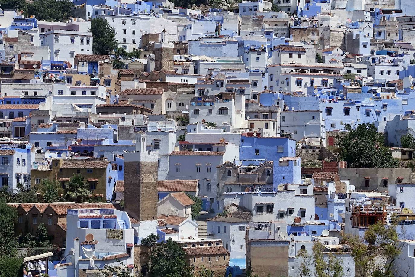 Chefchaouen, la ciudad azul. En el noroeste de Marruecos, en las montañas del Rif, encontramos esta ciudad conocida por sus llamativos edificios azules que se ubican en su casco antiguo. Además, sus callejuelas empedradas e inclinadas, repletas de telares y marroquinerías, hacen de Chefchaouen un lugar perfecto para desconectar. 