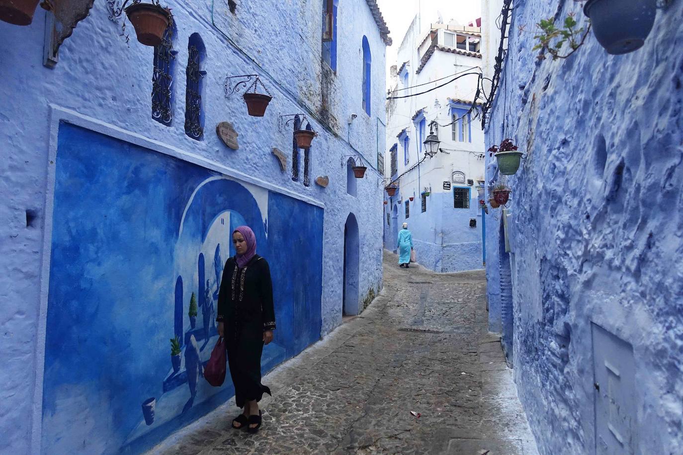 Chefchaouen, la ciudad azul. En el noroeste de Marruecos, en las montañas del Rif, encontramos esta ciudad conocida por sus llamativos edificios azules que se ubican en su casco antiguo. Además, sus callejuelas empedradas e inclinadas, repletas de telares y marroquinerías, hacen de Chefchaouen un lugar perfecto para desconectar. 