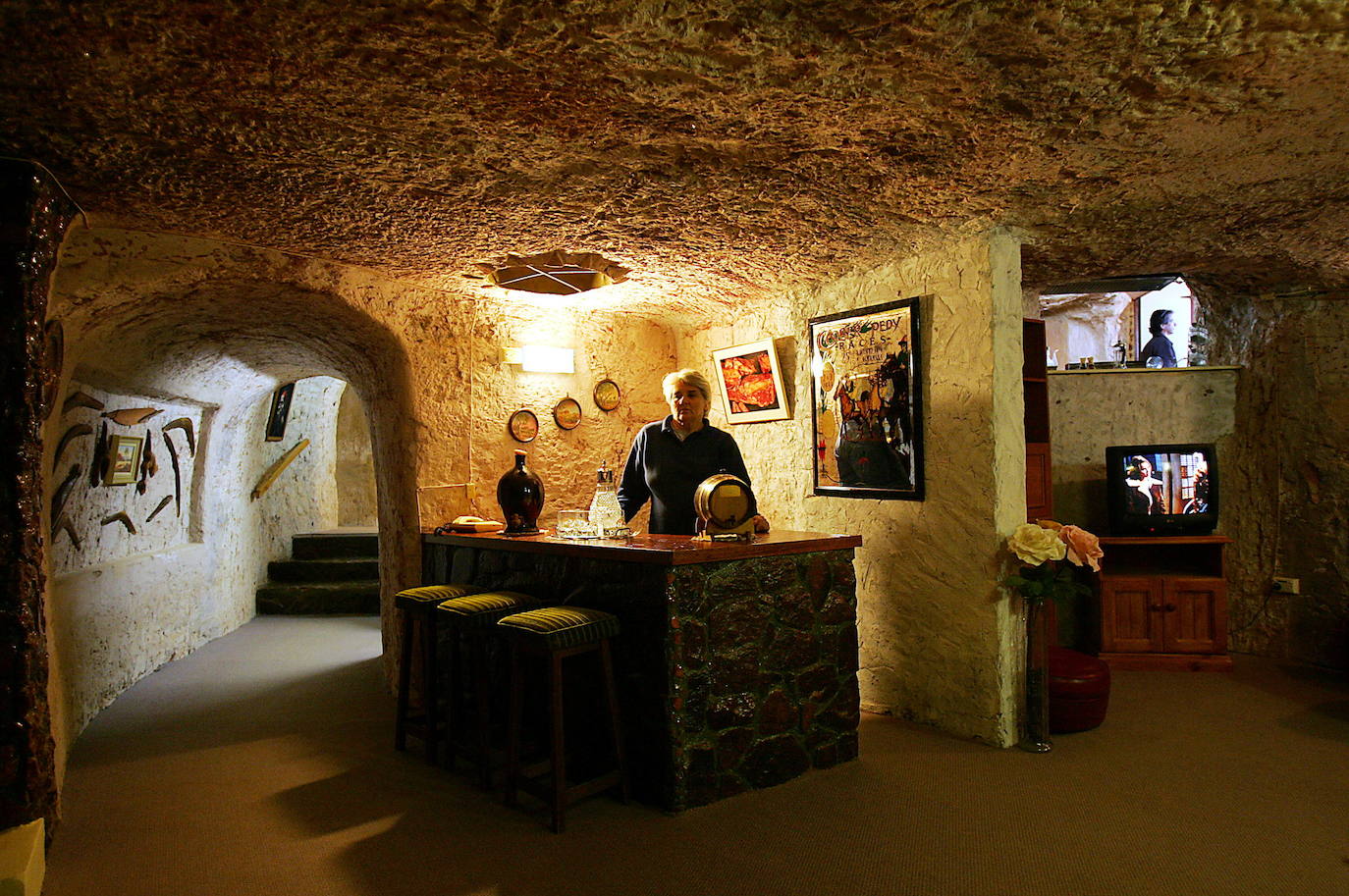 Coober Pedy, la ciudad bajo la tierra. Esta ciudad minera se encuentra al norte de Adelaida, en Australia. El nombre deriva del término aborigen «kupa-piti», que significa "agujero del hombre blanco". Esto se debe a que parte de los habitantes de Coober Pedy viven bajo tierra, en viejas minas rehabilitadas, para protegerse del calor. 