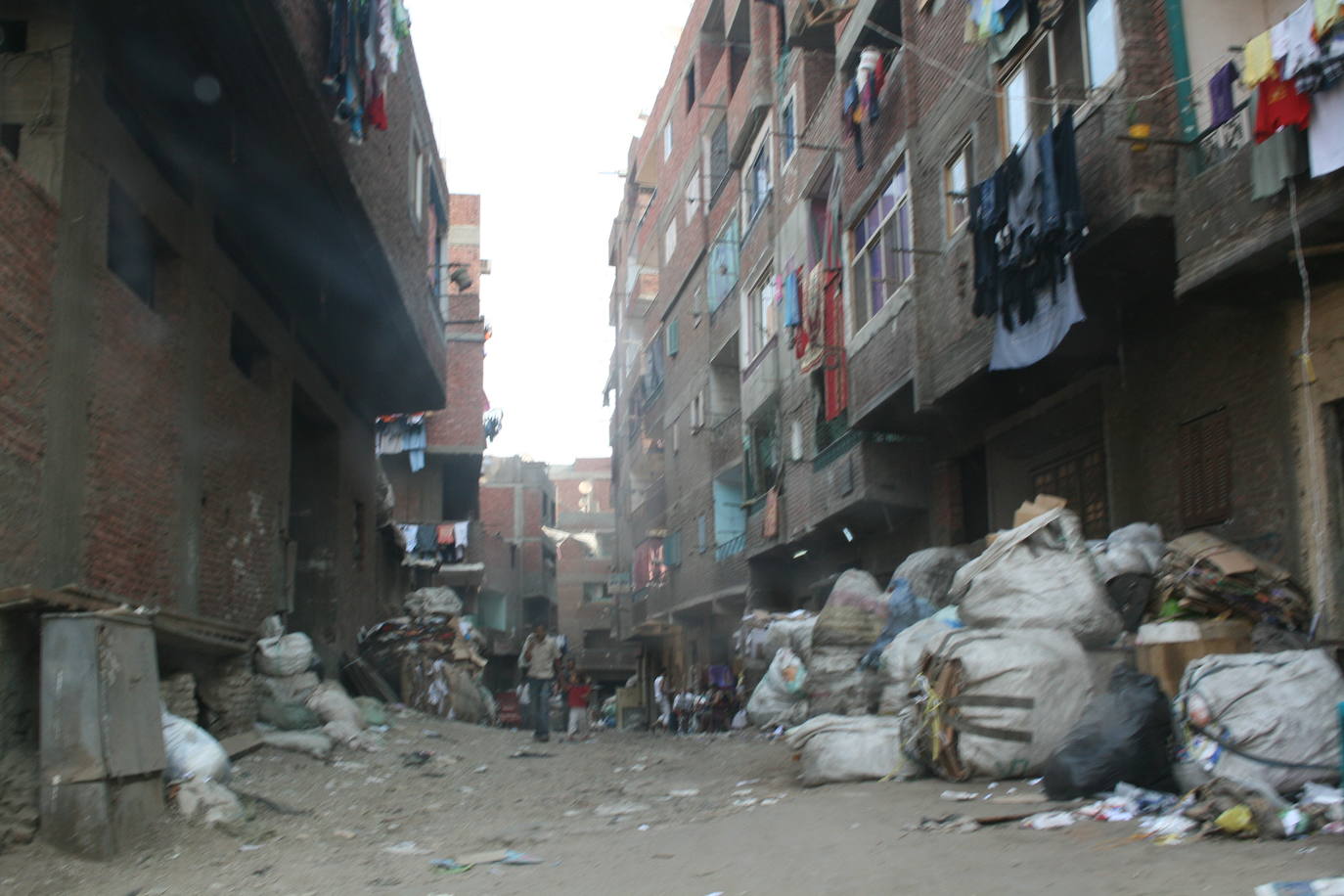 Manshiyat Naser, la ciudad de la basura. Esta ciudad ubicada en El Cairo ocupa poco más de 5,5 km², pero es famosa por albergar la mayor concentración de recolectores de basura de Zabbaleen. Su economía gira en torno a la recolección y reciclaje de la basura de la ciudad. 