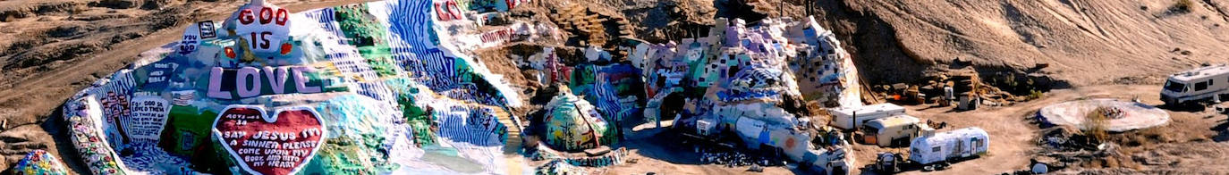 Slab City, la ciudad libre. Este lugar, ubicado en California, EE UU, está habitado principalmente por jubilados, hippies y vagabundos. Slab City carece de agua corriente, servicios públicos, electricidad e impuestos. Sin embargo, las personas que viven allí aseguran que es 'la última ciudad libre'. 