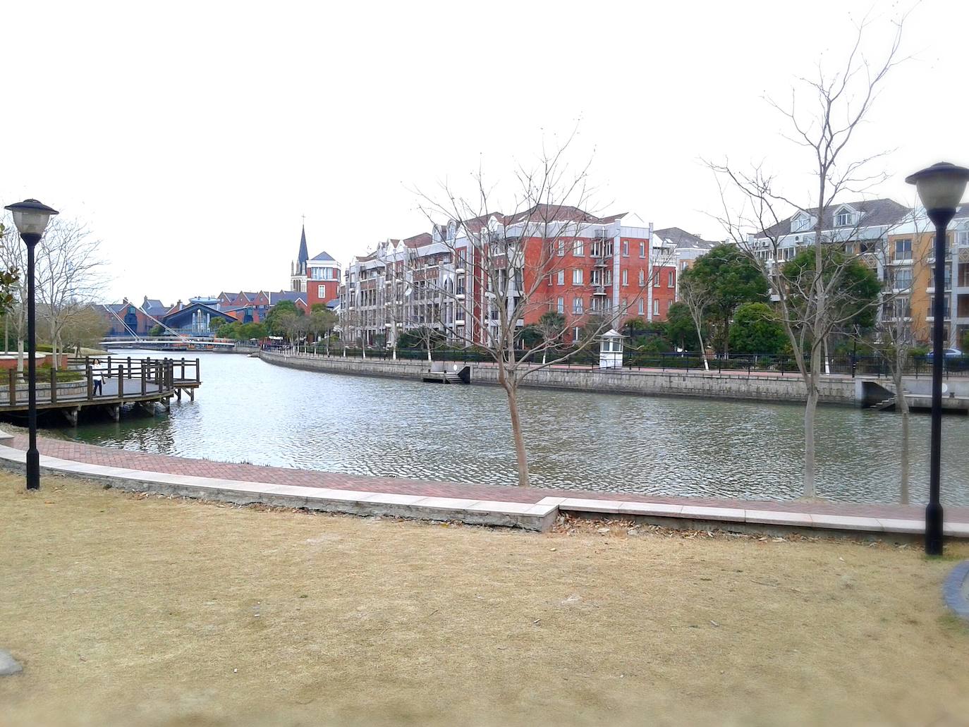 Tames Town, una ciudad abandonada. Este lugar, ubicado en China, pero con una arquitectura clásica de los pueblos ingleses, se ha ganado el sobrenombre de 'ciudad abandonada' debido a que permanece desocupada, pese a haberse finalizado de constuir en 2006 y tener una capacidad de 10.000 habitantes. 