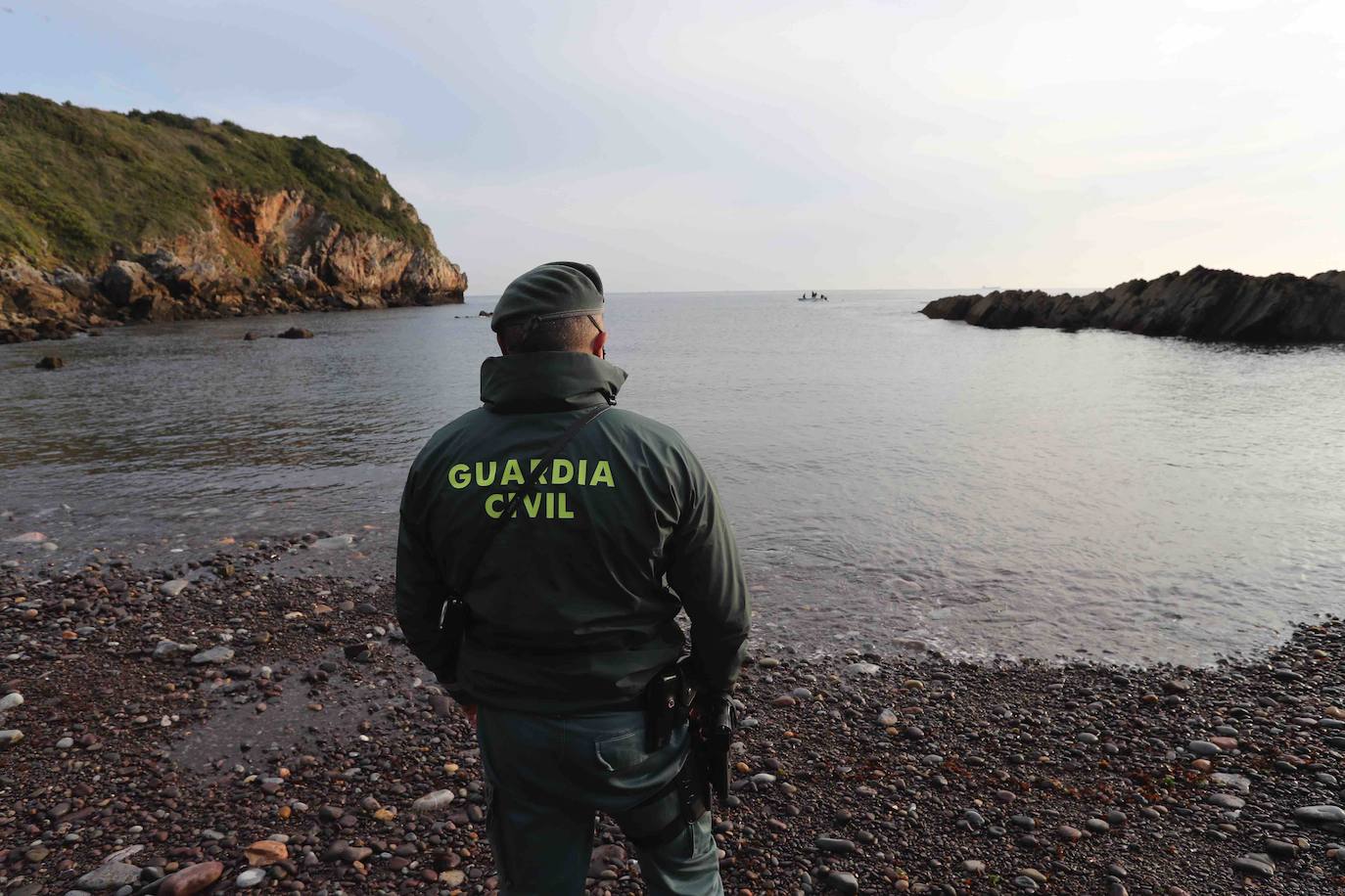 Casi veinte calderones tropicales quedaron varados el pasado lunes en cala Morís, en Carreño. Los cetáceos quedaron atrapados en la orilla sin lograr volver mar adentro a pesar del esfuerzo de vecinos y miembros del Club Delfín. Este martes los expertos han vuelto a la zona para comprobar el estado de los animales. Nueve de los calderones que quedaron varados han fallecido y el resto fueron guiados a alta mar