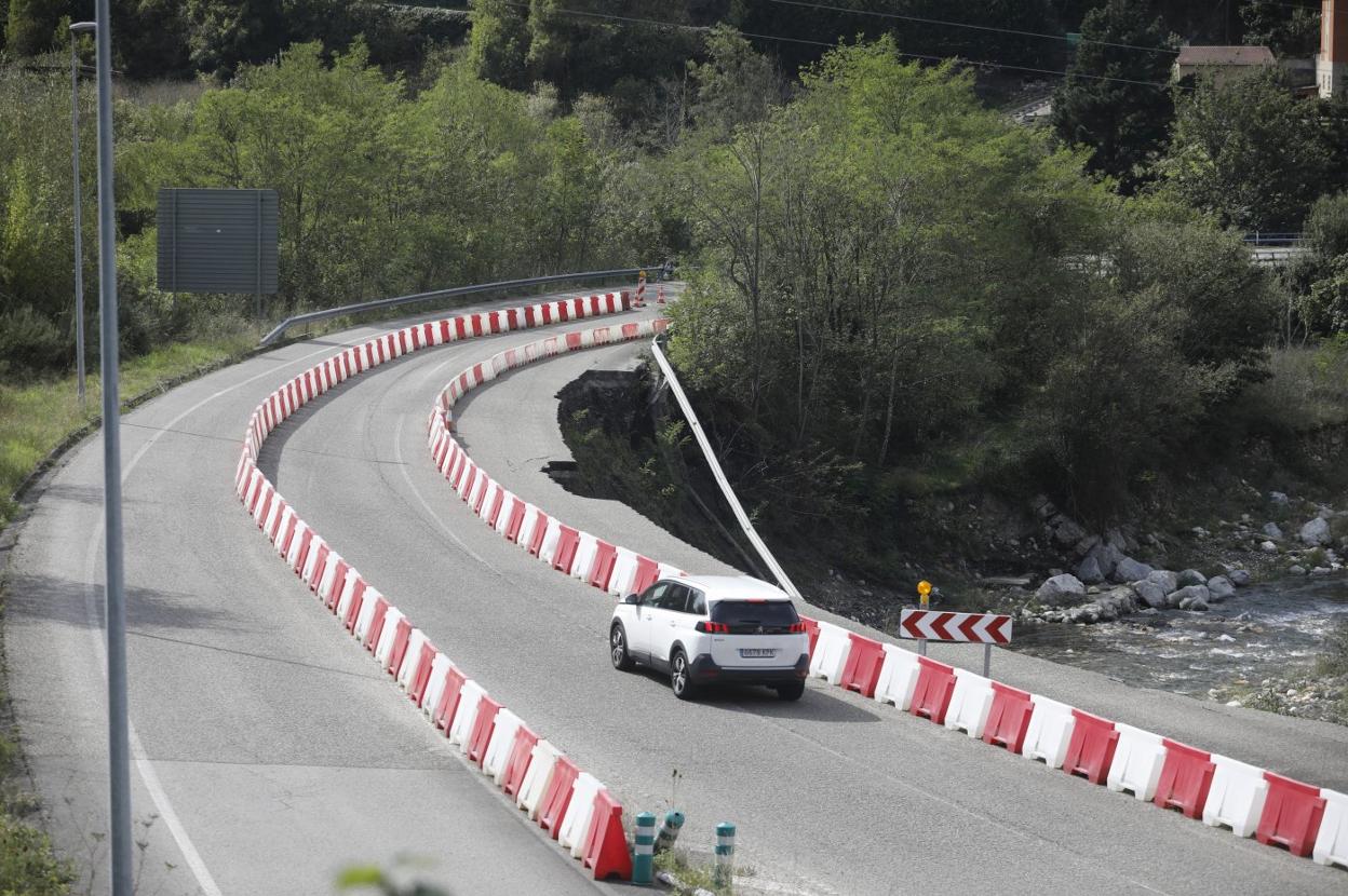 Estado que presenta actualmente la calzada en Moreda. 