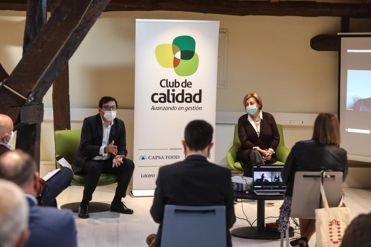 Daniel Salas, presidente del Club de Calidad, y Mariví Monteserín, alcaldesa de Avilés, en la presentación del curso empresarial en el bajocubierta del Palacio de Maqua. 