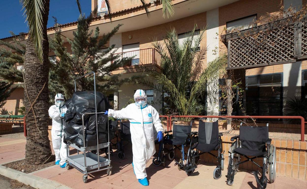 Trabajadores desinfectan una residencia de ancianos en Totana (Murcia).