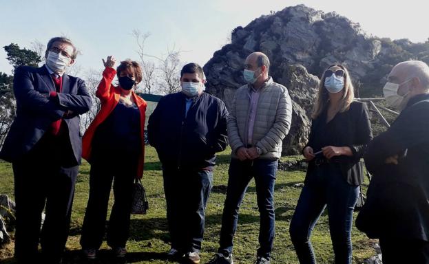 Visita a la fosa común de víctimas de la represión de la posguerra en El Fitu. 