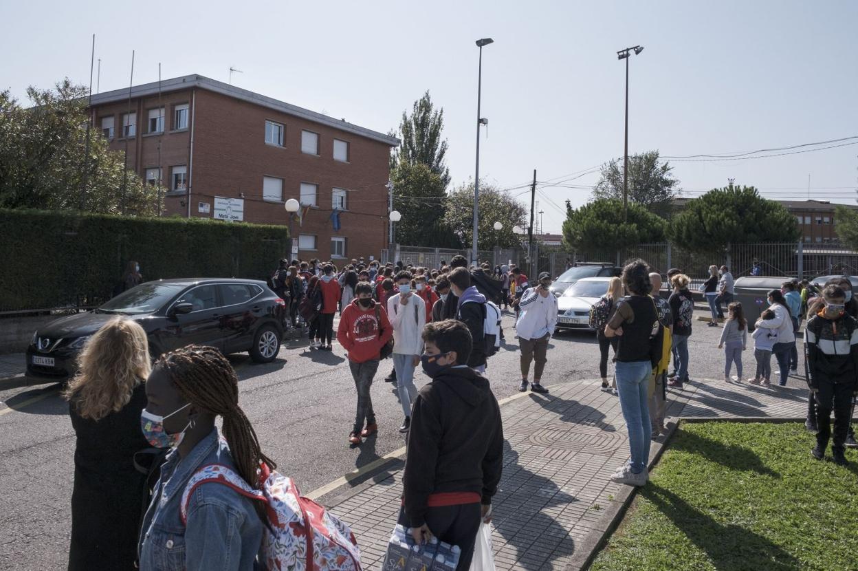 Salida de los alumnos del IES Mata Jove de Gijón, donde les aguardaban los padres para recogerlos para evitar que estuviesen esperando una hora en el centro hasta subirse al autobús. 