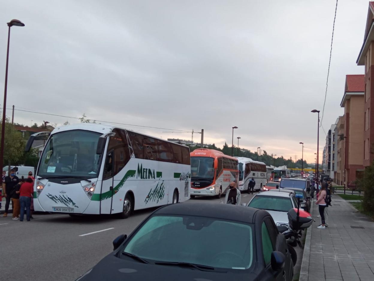 Atasco en la parada de Nuevo Roces, ayer. 