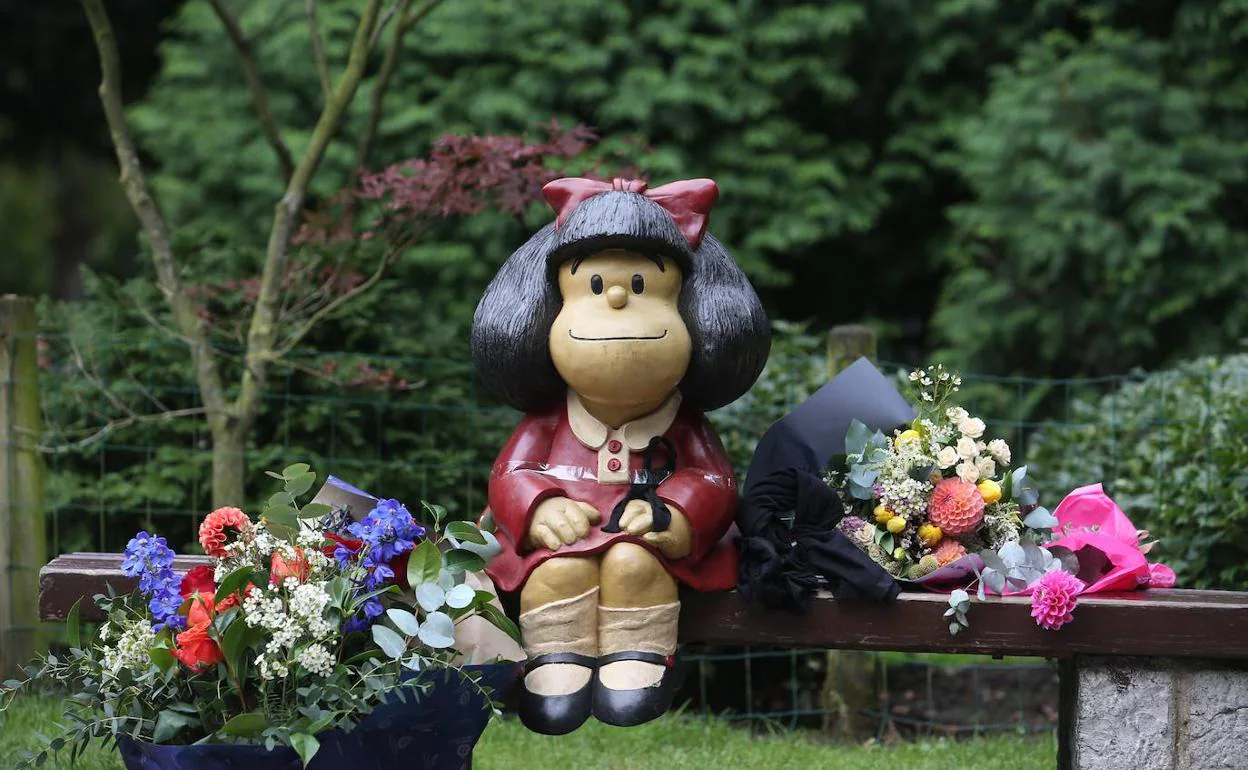 Seguidores de Quino han depositado flores en la escultura de Mafalda en el Campo San Francisco de Oviedo.