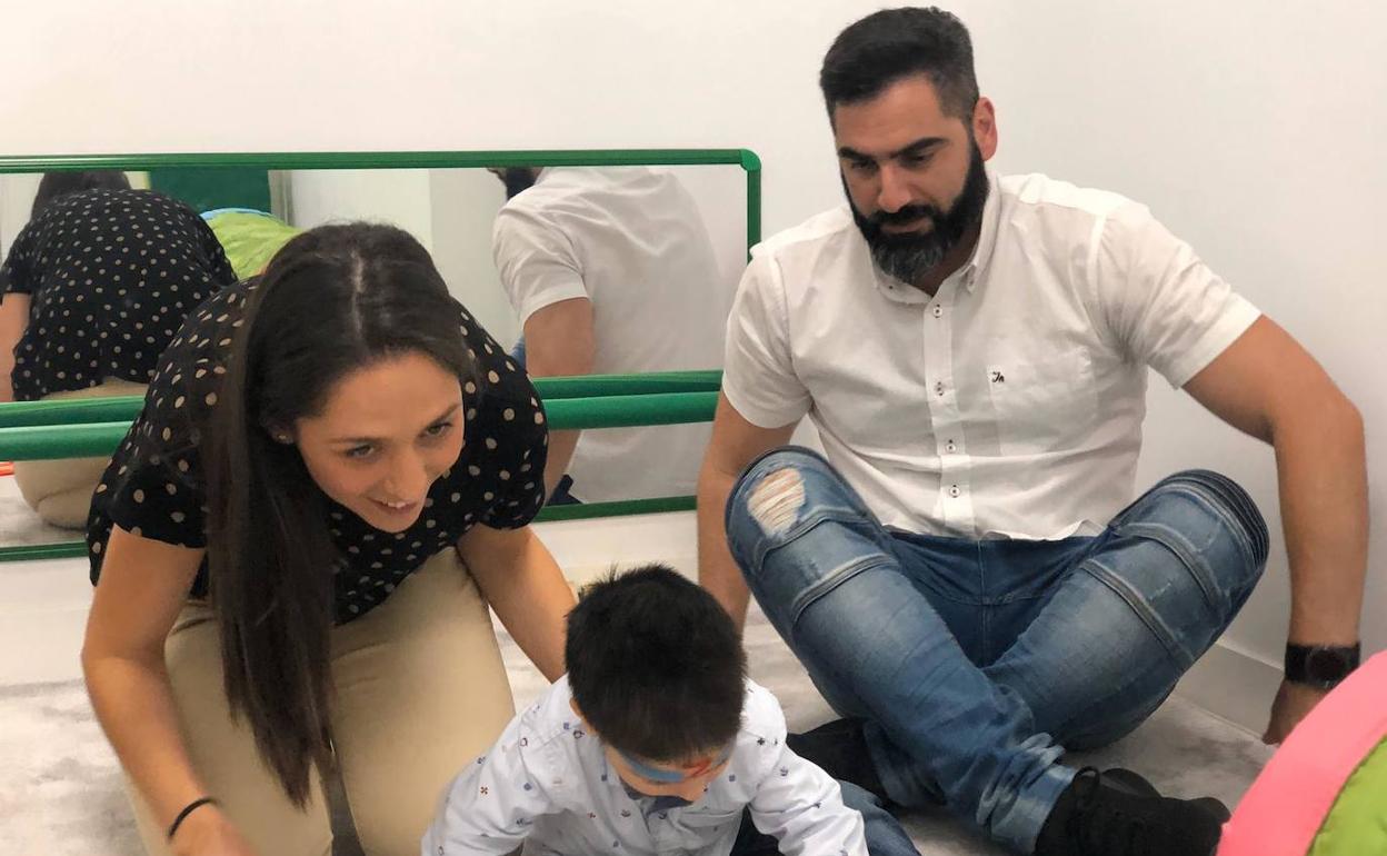 Verónica Lices y Bruno González con su hijo Bruno