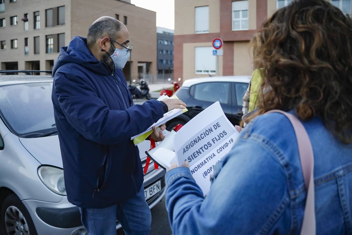 Reclaman un segundo autobús, asiento fijo para cada niño, separación entre paradas y evitar la rotación de monitores