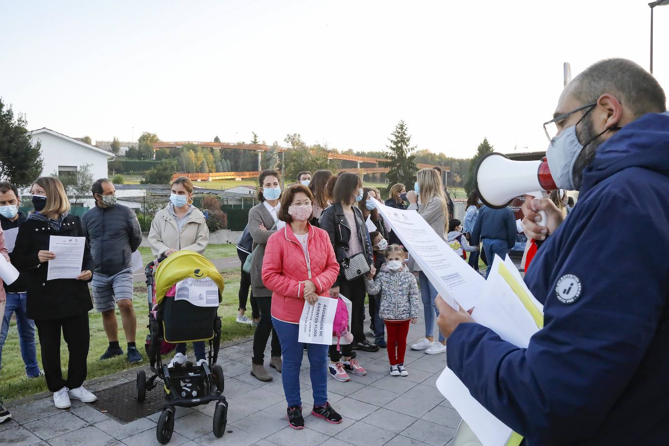 Reclaman un segundo autobús, asiento fijo para cada niño, separación entre paradas y evitar la rotación de monitores