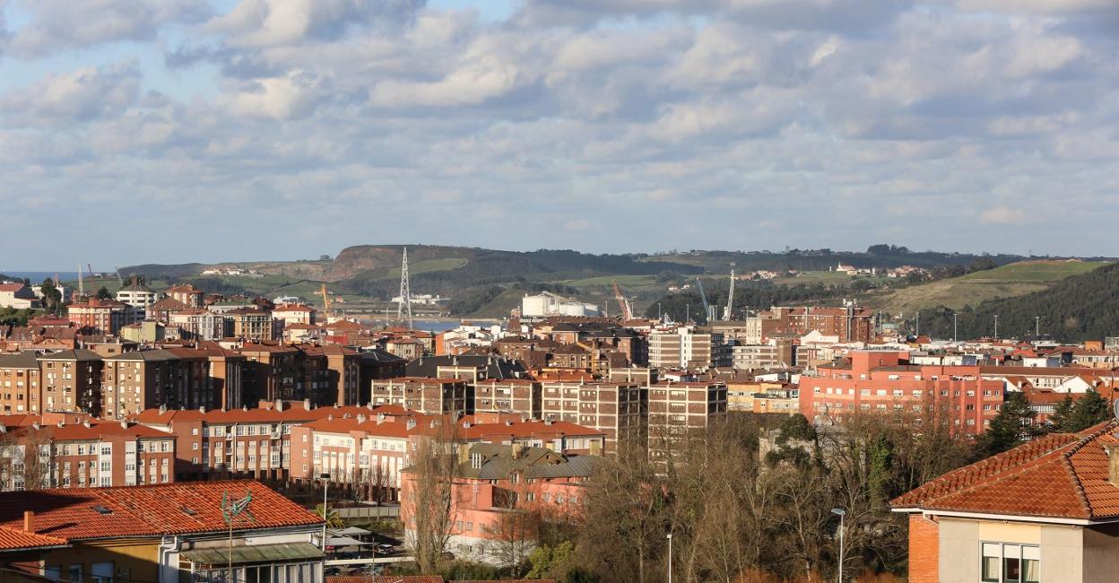 Vista parcial del casco urbano de Avilés, con la zona de El Carbayedo en primer plano. 