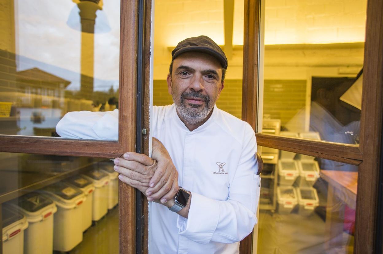 El chef Jesús Sánchez, en la puerta de su restaurante.