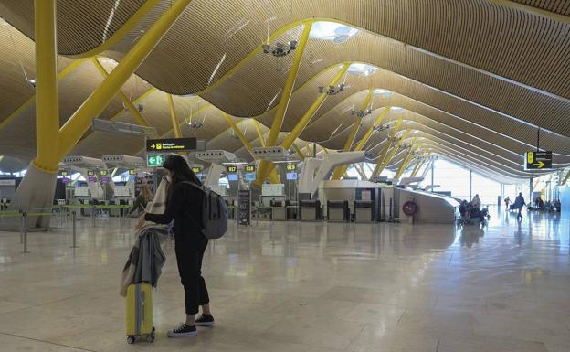 Aumentan los controles en aeropuertos y estaciones con las nuevas restricciones a la movilidad 