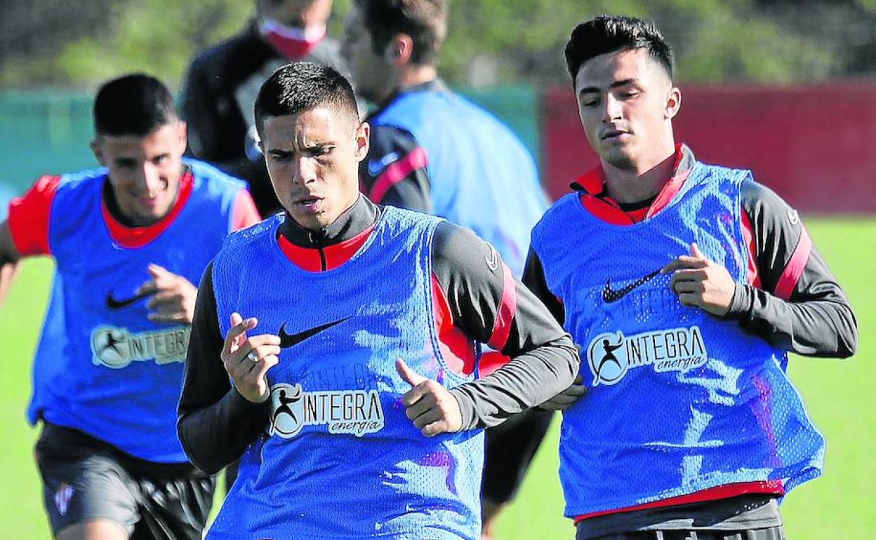 Djurdjevic, realizando un esprín durante el inicio del entrenamiento de ayer en Mareo. 