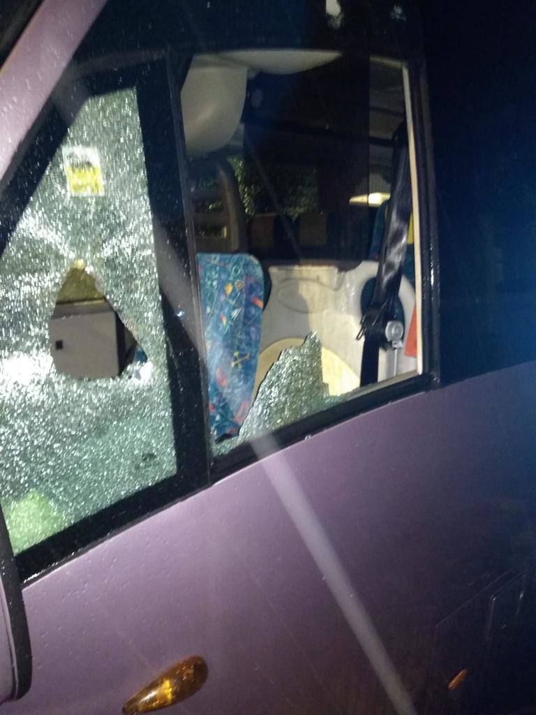 La empresa de autobuses Alsa denuncia el ataque organizado contra cinco autobuses. Tres vehículos eran propiedad de la compañía y circulaban con dos personas a bordo en Candás, en trayectos Luanco-Gijón y Luanco-Oviedo. Los otros dos, propiedad de una empresa colaboradora, fueron atacados por la noche mientras estaban estacionados en Laviana.