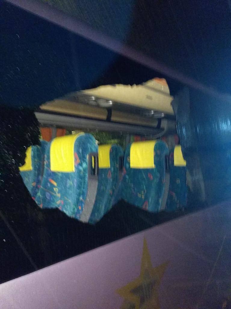 La empresa de autobuses Alsa denuncia el ataque organizado contra cinco autobuses. Tres vehículos eran propiedad de la compañía y circulaban con dos personas a bordo en Candás, en trayectos Luanco-Gijón y Luanco-Oviedo. Los otros dos, propiedad de una empresa colaboradora, fueron atacados por la noche mientras estaban estacionados en Laviana.