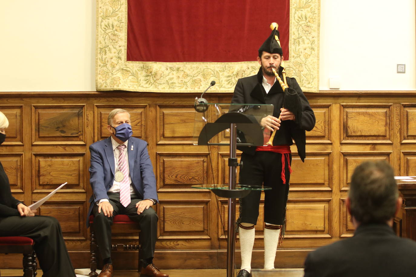 El Aula Magna de la Universidad de Oviedo ha acogido este viernes la celebración acto institucional del Día de les Lletres. La ceremonia contó por primera vez con la presencia oficial del Presidente del Principado, Adrián Barbón, aunque se tuvo que restringir el acceso y se abrevió las intervenciones como consecuencia de la pandemia de la covid-19. El acto contó con las intervenciones del nuevo miembro de la Academia de la Llingua, Pablo Rodriguez Medina; del premiu nacional de Lliteratura, Xuan Xosé Sanchez Vicente y del presidente de la academia, Antón Gonzalez Riaño. 