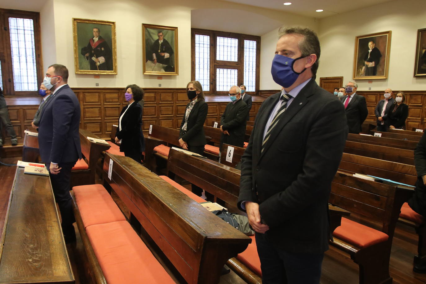 El Aula Magna de la Universidad de Oviedo ha acogido este viernes la celebración acto institucional del Día de les Lletres. La ceremonia contó por primera vez con la presencia oficial del Presidente del Principado, Adrián Barbón, aunque se tuvo que restringir el acceso y se abrevió las intervenciones como consecuencia de la pandemia de la covid-19. El acto contó con las intervenciones del nuevo miembro de la Academia de la Llingua, Pablo Rodriguez Medina; del premiu nacional de Lliteratura, Xuan Xosé Sanchez Vicente y del presidente de la academia, Antón Gonzalez Riaño. 