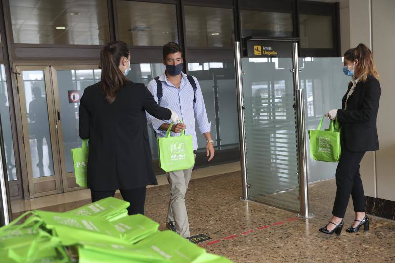 El director del aeropuerto, Carlos San Martín, y el viceconsejero de Infraestructuras, Movilidad y Territorio del Principado, Jorge García, han recibido este viernes a los primeros pasajeros del vuelo de la compañía Binter entre Gran Canaria y Asturias. Los casi cien viajeros han sido obsequiados con un regalo promocional. La aerolínea ha estrenado así su conexión entre Gran Canaria y Asturias, que se repetirá dos veces a la semana (viernes y domingos). 