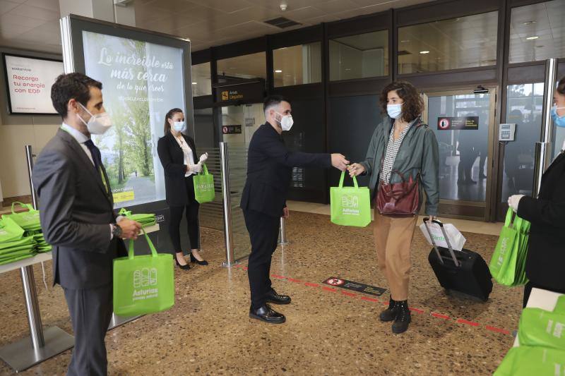 El director del aeropuerto, Carlos San Martín, y el viceconsejero de Infraestructuras, Movilidad y Territorio del Principado, Jorge García, han recibido este viernes a los primeros pasajeros del vuelo de la compañía Binter entre Gran Canaria y Asturias. Los casi cien viajeros han sido obsequiados con un regalo promocional. La aerolínea ha estrenado así su conexión entre Gran Canaria y Asturias, que se repetirá dos veces a la semana (viernes y domingos). 