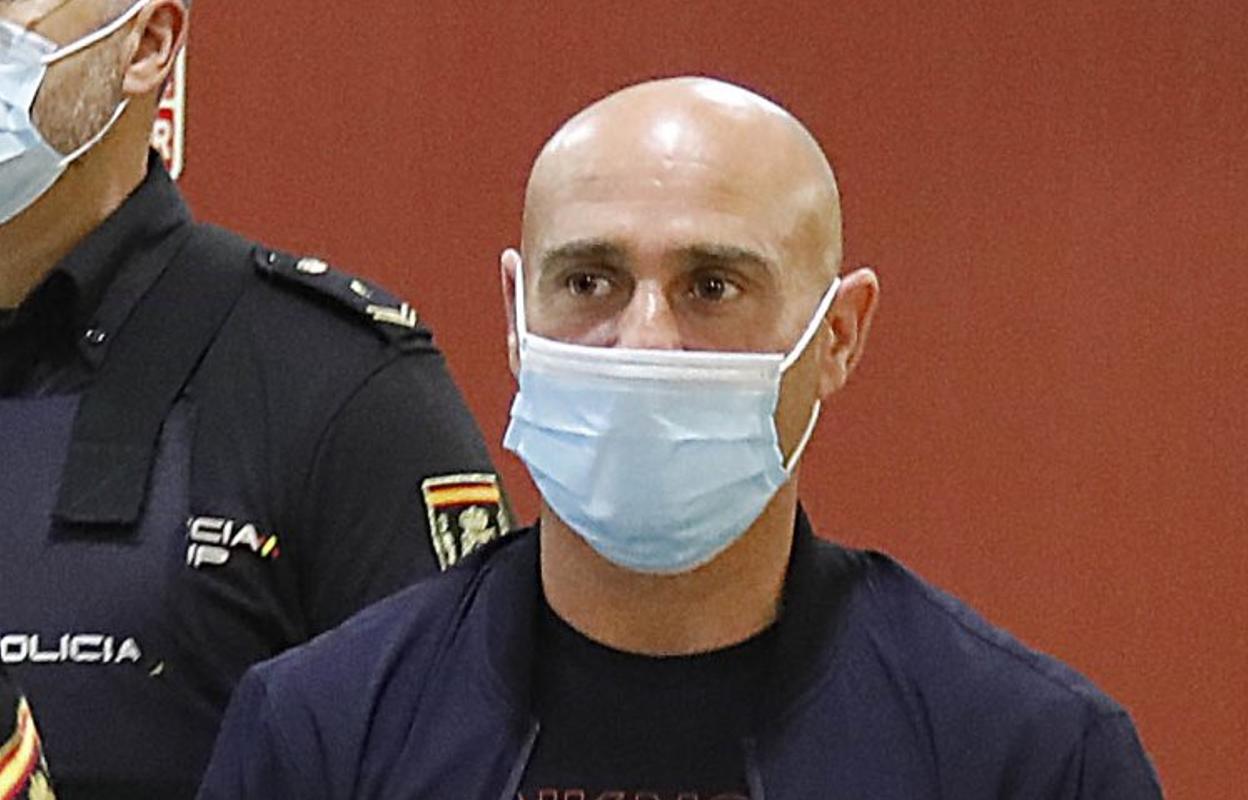 Javier Ledo, esposado, en la vista judicial en septiembre. 
