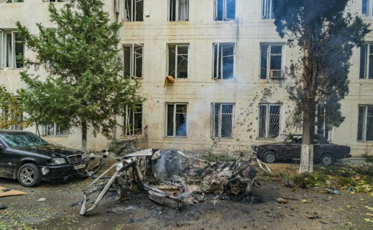 Un edificio destruido en Martuni, en Nagorno-Karabakh, por los bombardeos.