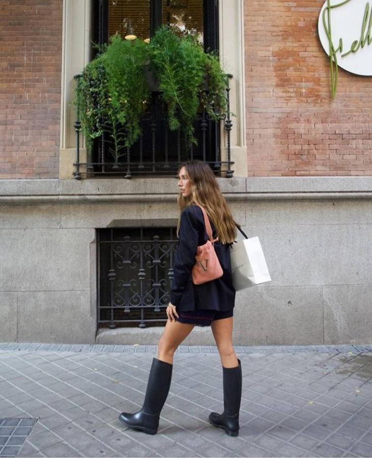 La borrasca 'Alex' ya ha hecho acto de presencia sobre todo en el norte, donde la bajada de temperatura, el viento y la lluvia comienzan a ser persistentes. Y con este repentino cambio de tiempo, también se nos presenta un gran reto a la hora de vestir ya que tendremos que adaptar los looks de entretiempo a las jornadas de lluvia. Por eso, hemos tomado nota de lo que las expertas en moda han elegido para esos días en los que la lluvia y la bajada de temperaturas acechan. Looks en los que incluso no renuncian a las prendas veraniegas, pero en los que no faltan las gabardinas, abrigos o blazers más gorditas y en los que el calzado pasa a ser la elección estilística clave. ¡Toma nota!