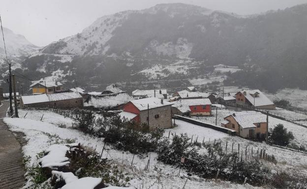 Foto: primera nevada del otoño en La Peral, en Somiedo. Vídeo: primera nevada del otoño en Pajares.