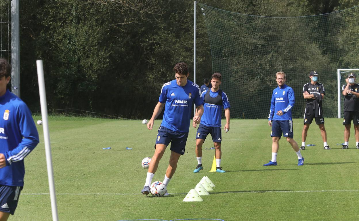 Real Oviedo | Leschuk viaja con vistas a ser inscrito y Mossa entra por Javi Mier