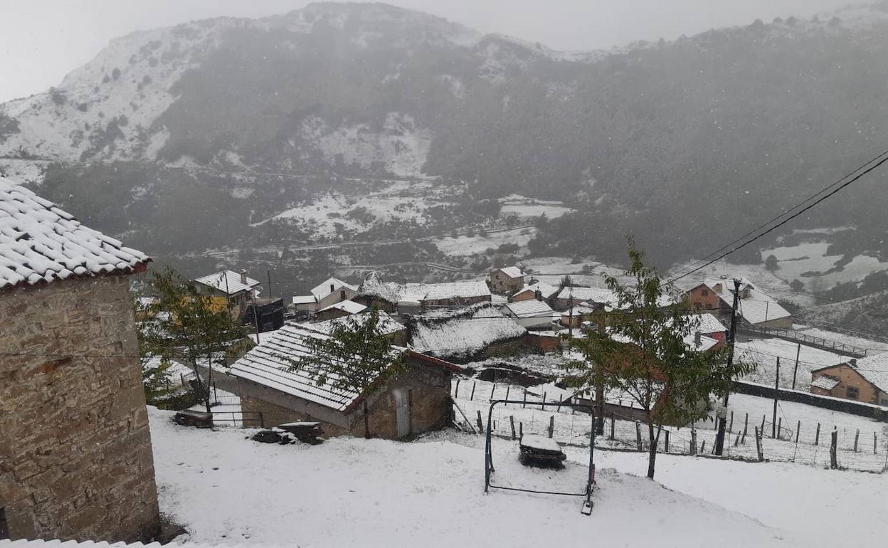 La nieve se dejó notar en las cumbres asturianas.