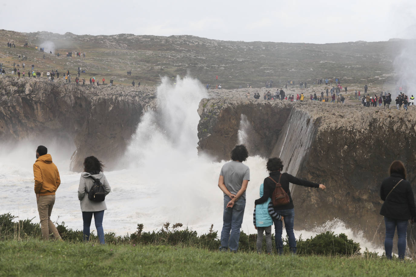 Muchos curiosos se acercaron este sábado a contemplar las espectáculares imágenes que dejaron los bufones de Pría, en donde las olas llegaron a rebasar los ocho metros.