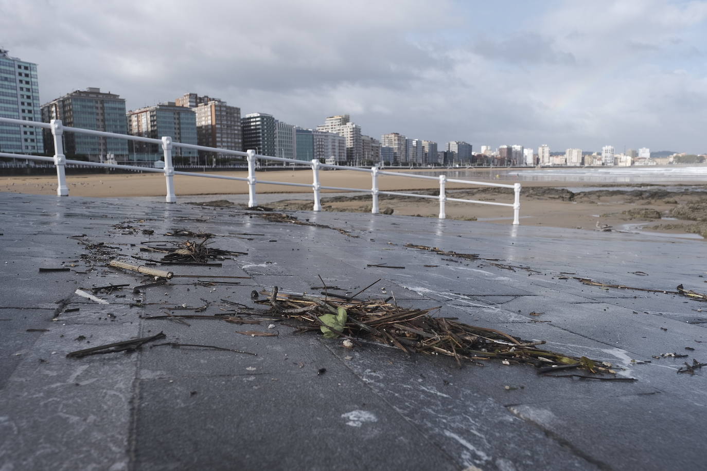 El primer temporal del otoño dejó en su jornada más crítica nieve en la montaña asturiana, riesgo de inundaciones por las intensas lluvias y olas que alcanzaron los siete metros en la costa.