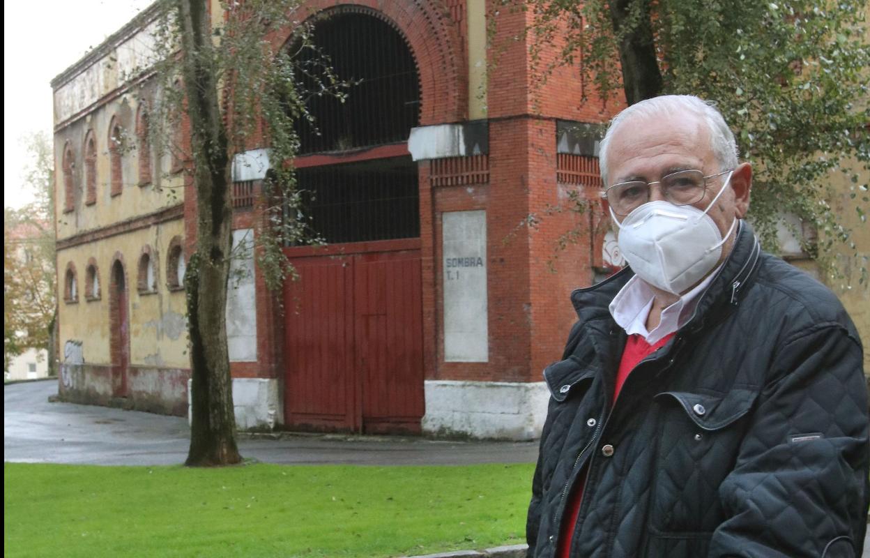 Ramón del Fresno, ayer, ante la plaza de toros. 