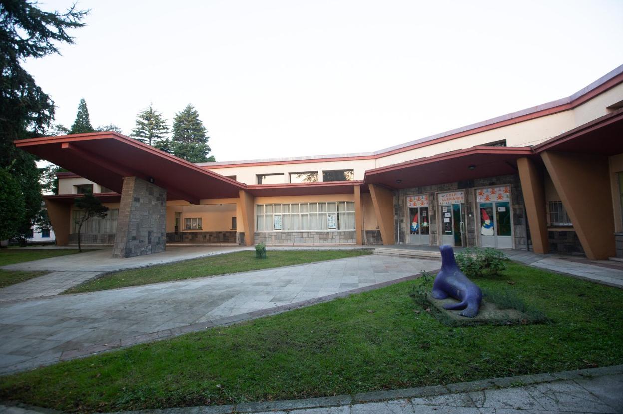 Antigua escuela de niñas de Llaranes, hoy colegio de Infantil. 