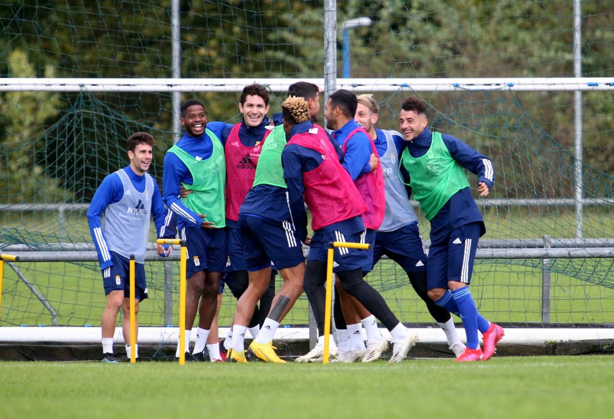 Varios jugadores participan en uno de los ejercicios en el entrenamiento dirigido por Ziganda. 