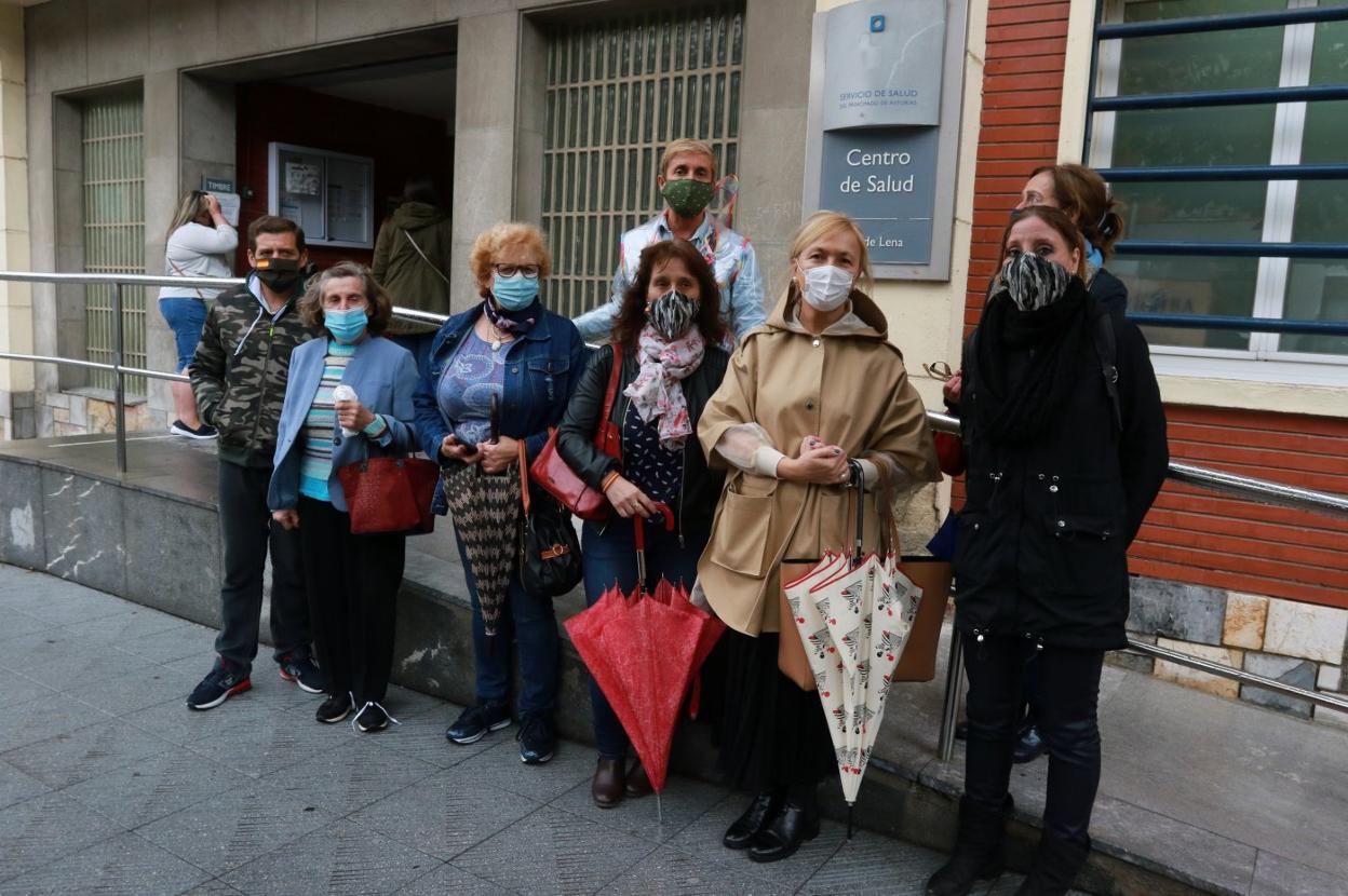 Sara Álvarez Rouco se reunió con algunos vecinos en Pola de Lena. 