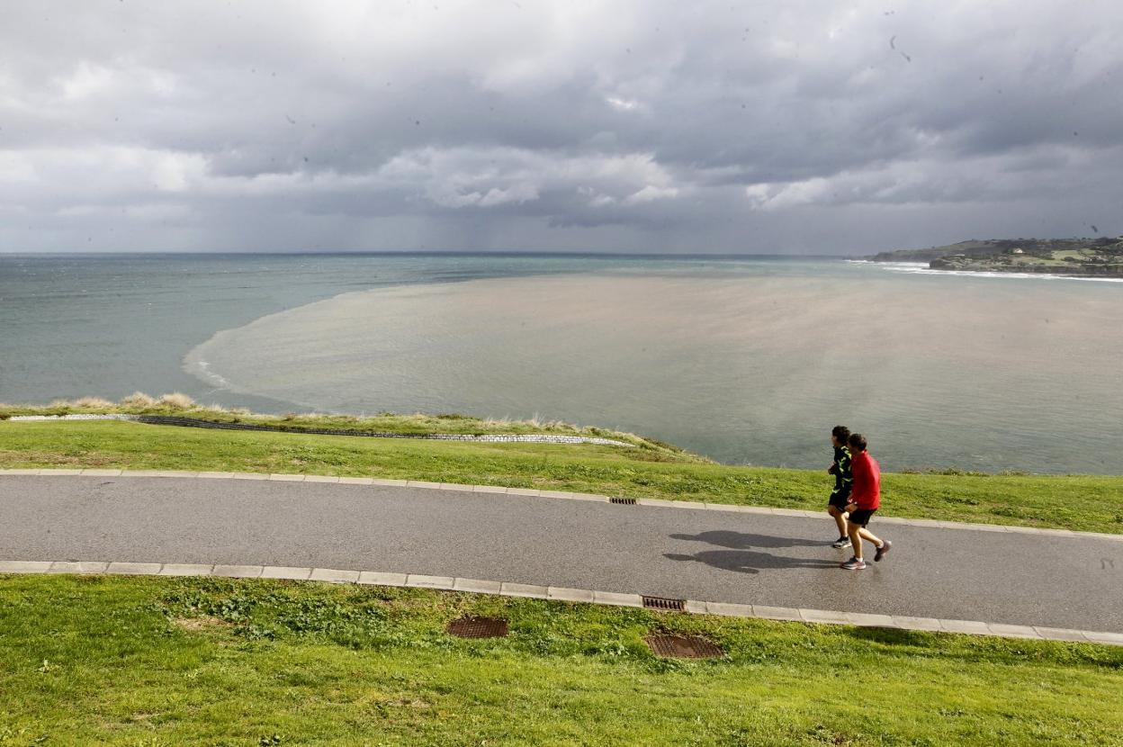Gran mancha en la bahía de San Lorenzo