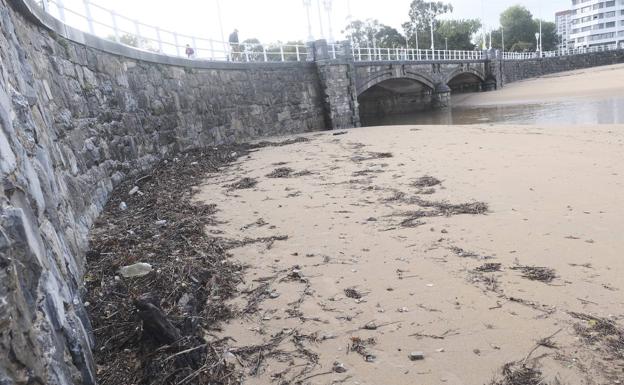 Imagen. Aspecto de la playa de San Lorenzo esta mañana.