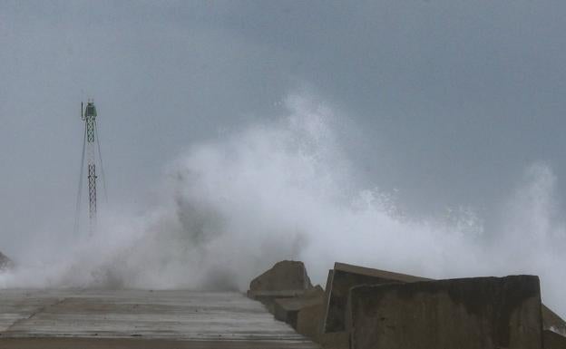 Foto: oleaje en Salinas. Vídeo: las consecuencias del paso de 'Álex' por Asturias.