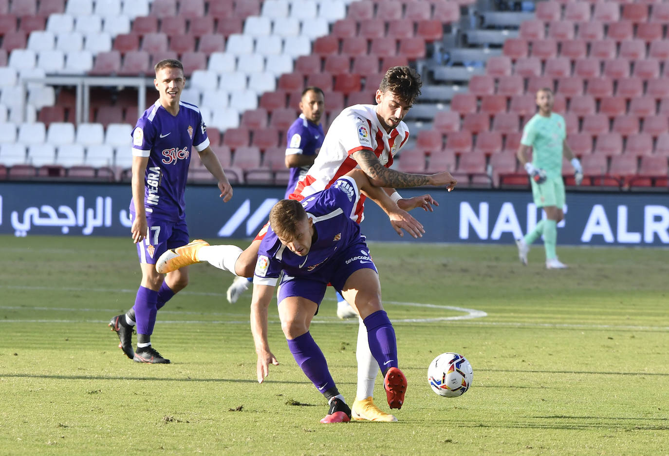 El Sporting cosechó los tres puntos en el estadio del Almería gracias a un tanto de Djuka. Los gijoneses siguen en lo más alto de la clasificación con cuatro victorias en otros tantos partidos.