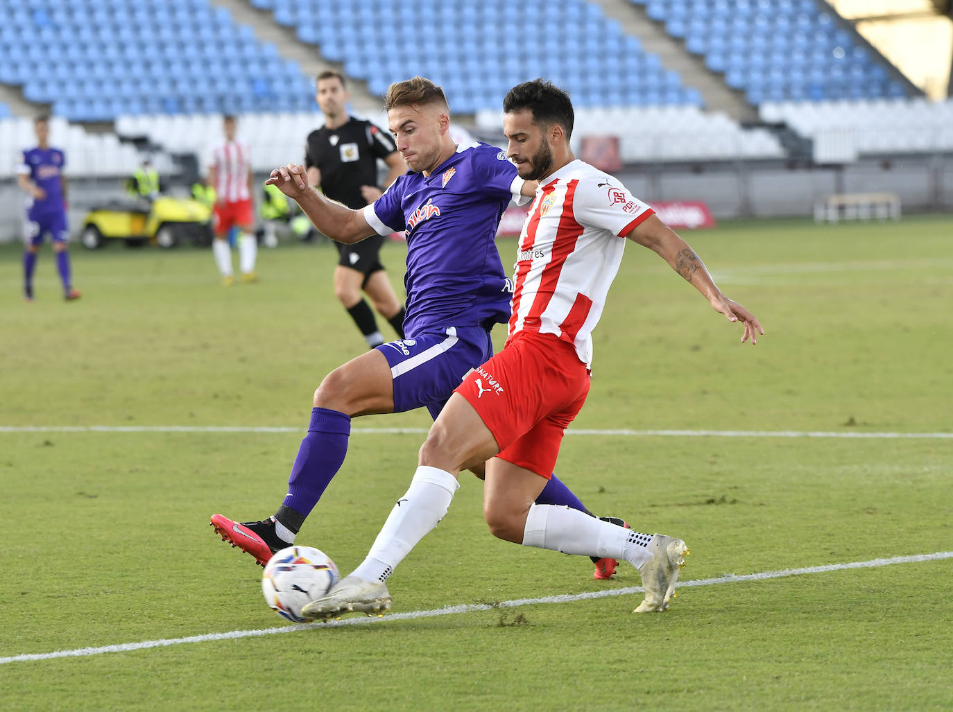 El Sporting cosechó los tres puntos en el estadio del Almería gracias a un tanto de Djuka. Los gijoneses siguen en lo más alto de la clasificación con cuatro victorias en otros tantos partidos.