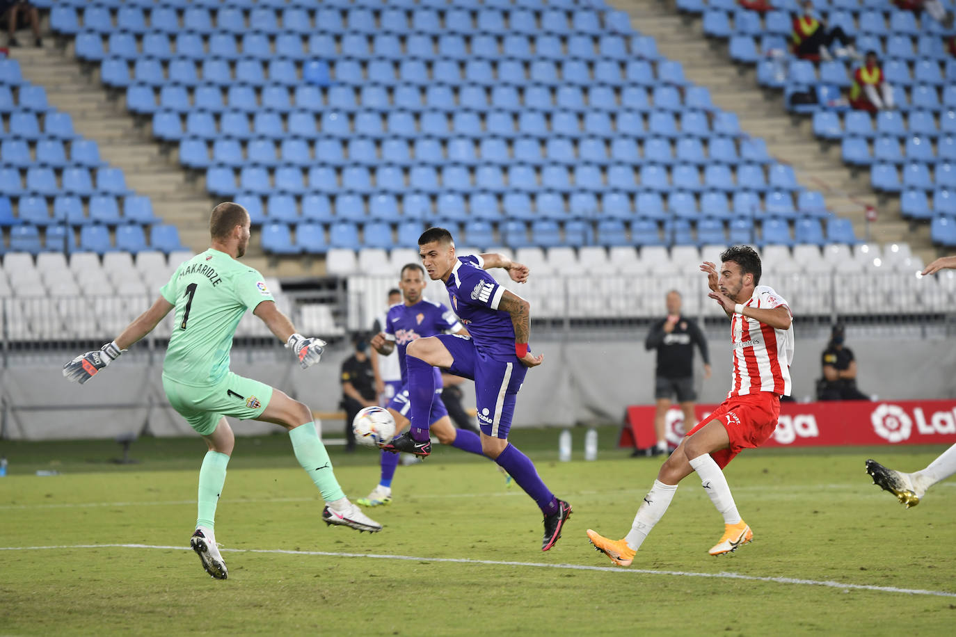 El Sporting cosechó los tres puntos en el estadio del Almería gracias a un tanto de Djuka. Los gijoneses siguen en lo más alto de la clasificación con cuatro victorias en otros tantos partidos.