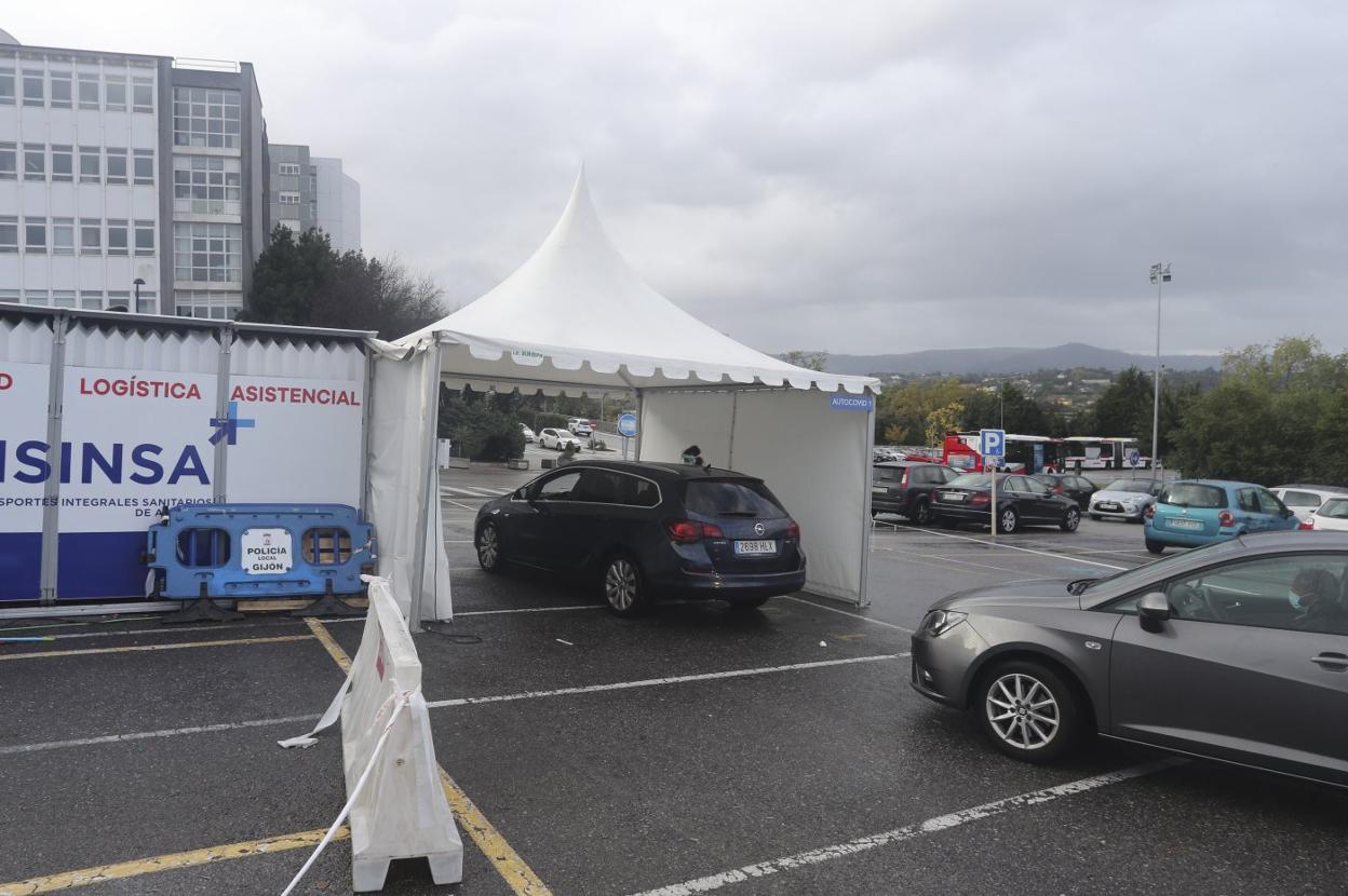Recogida de muestras en el autocovid instalado en el aparcamiento del Hospital de Cabueñes. 